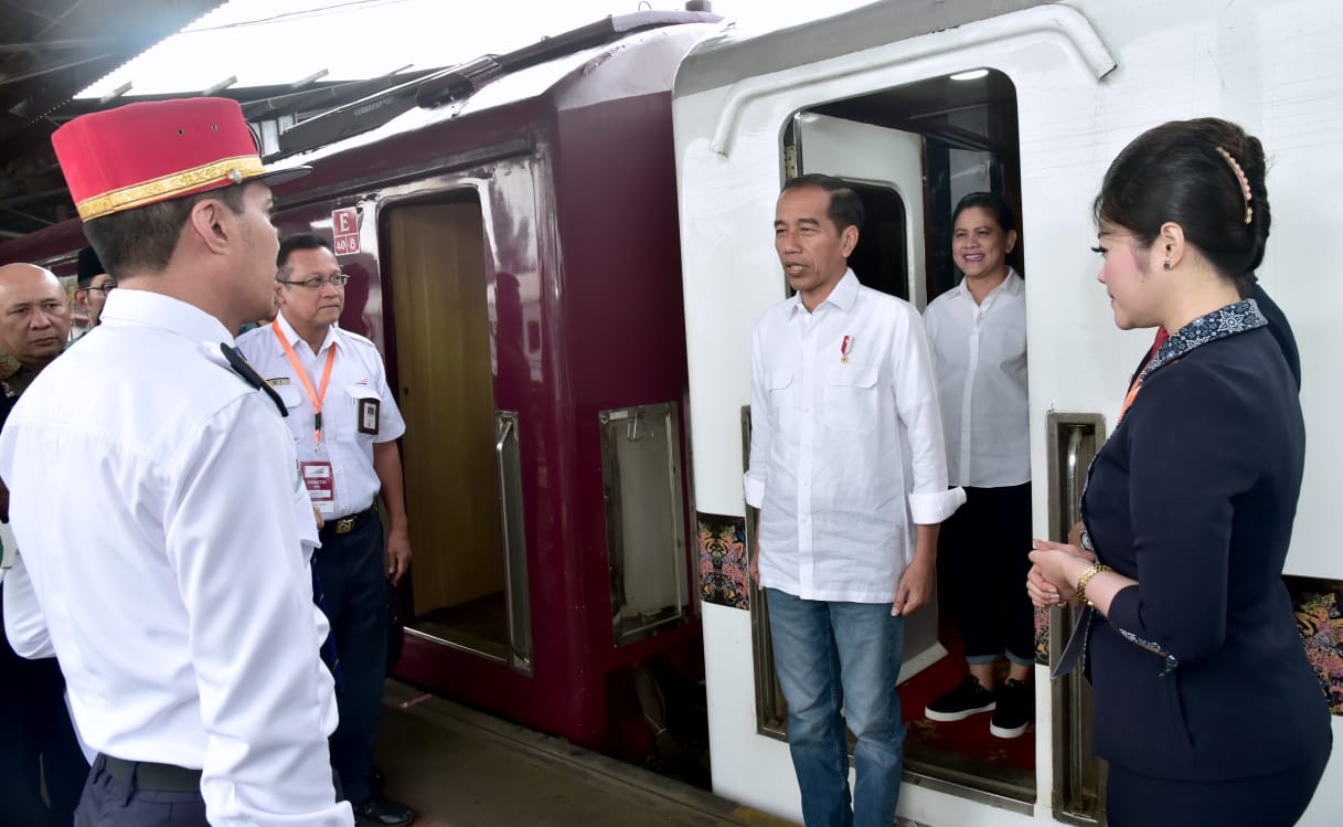 Jokowi Naik Kereta Pancasila